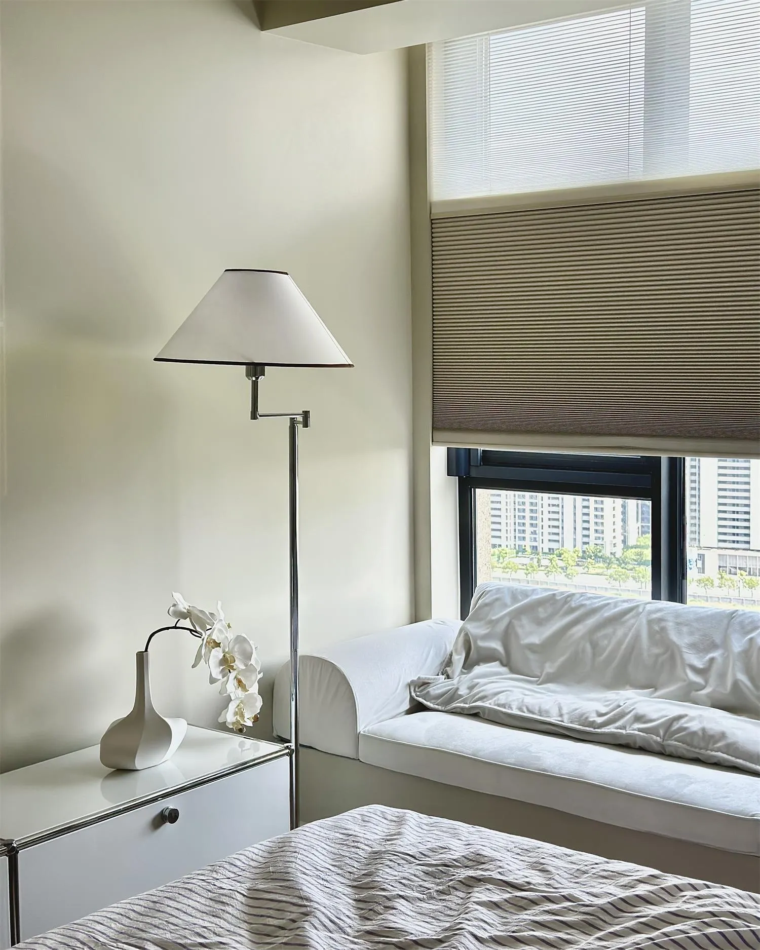 Dakota Floor Lamp 17.7″- 59″